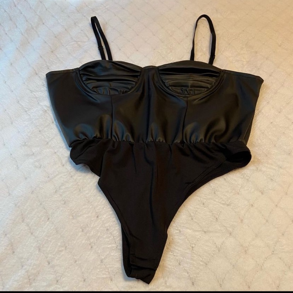 Black faux leather body suit🖤
